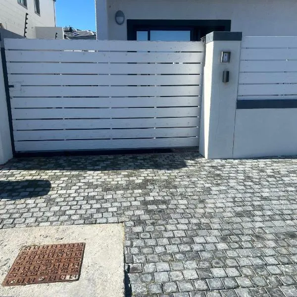 Luxury Ensuite Bachelor Pad with Separate Entrance & Gate - Maximum Privacy Guaranteed!、Cape Townのホテル