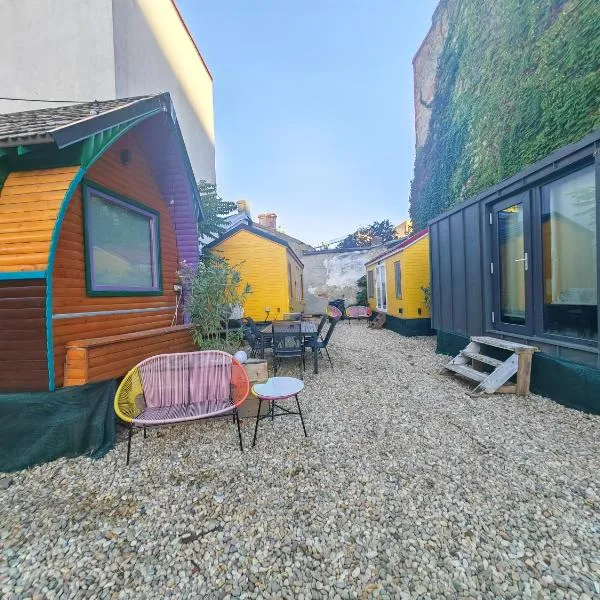 Pura Vida Downtown Tiny houses, hotel in Bucharest