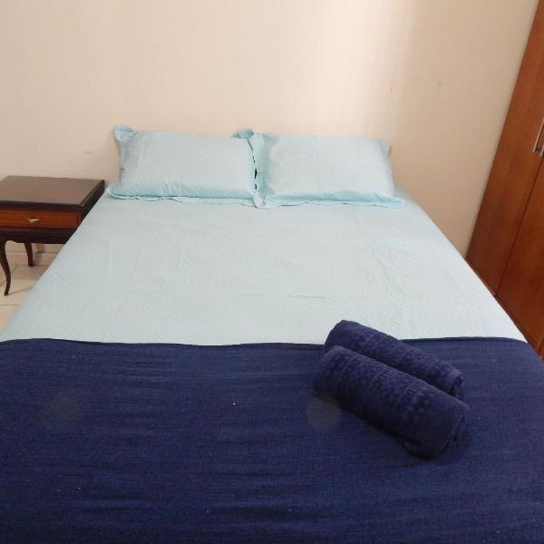 Espaçoso apto de 1 quarto na quadra da Praia