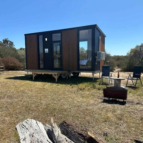 Hollow Mountain Getaway 2 by Tiny Away, hotel in Laharum
