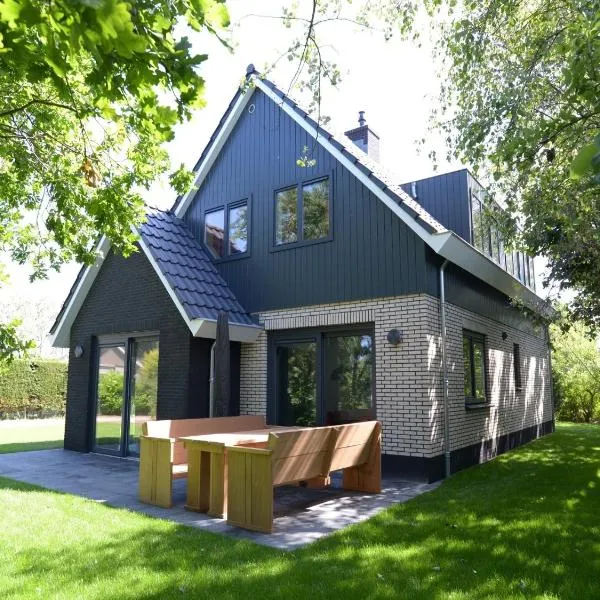 Villa in Texel near Beach and Nature Reserve, hotel di Westermient
