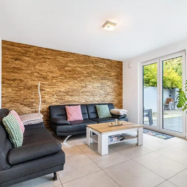 Haus mit 4 Schlafzimmern, hotel in Solingen