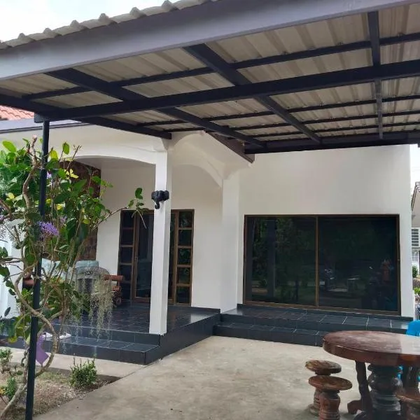 Spacious 2-bedroom villa near beach, hotel in Ban Krut
