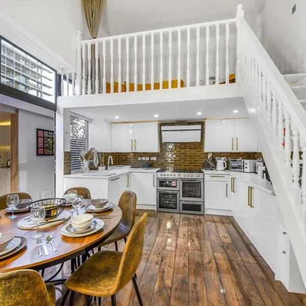 London Lets Stay Here with parking, ξενοδοχείο στο Ίλφορντ