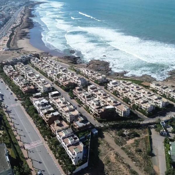 Seafront Luxury Villa with Amazing pool!, ξενοδοχείο σε Dar Bouazza