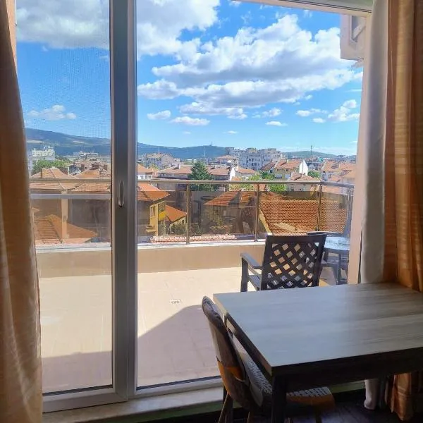 The View - Modern and Central Stay, hotel in Vratsa