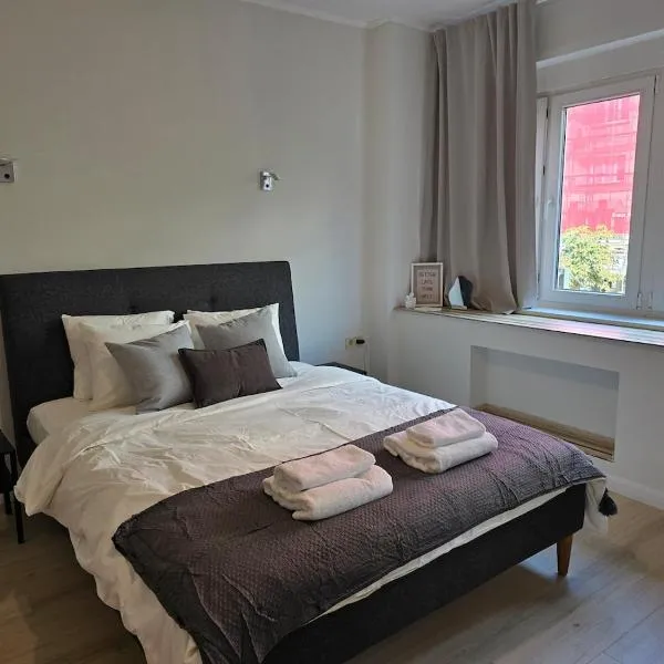 Modern 100m Apt In Sofia Center Vitosha Blvd, hotell i Sofia