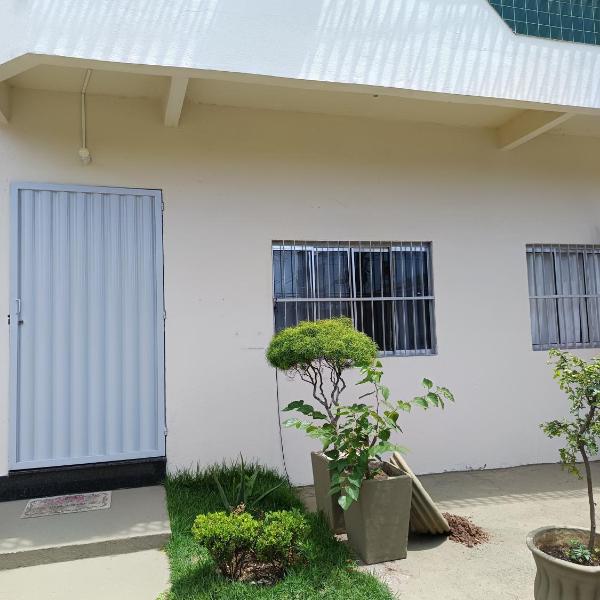 Suíte bem localizada, perto da praia, ar-condicionado e garagem - Foto 5
