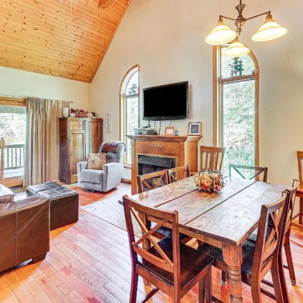 3 Mi to Snowshoe Resort Cabin with Hot Tub, hotel in Slaty Fork