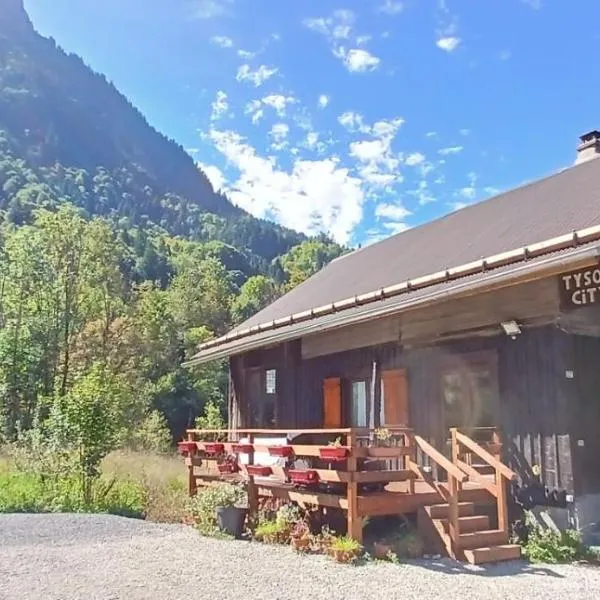 Châlet 8 personnes + grand terrain et rivière، فندق في Entremont