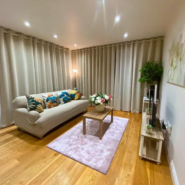 Executive North London Southgate Serviced Apartment - Contractors Ready, hotel din East Barnet