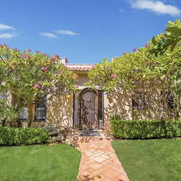 Prime Spanish Villa in West Hollywood, hotel in Los Angeles