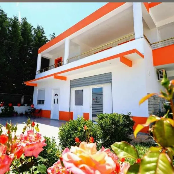 Villa LIKAJ, hotel en Berat