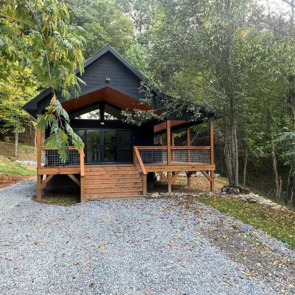Ruth's Place Tiny Home Retreat 1 mile to town, hotel v destinaci Burnsville