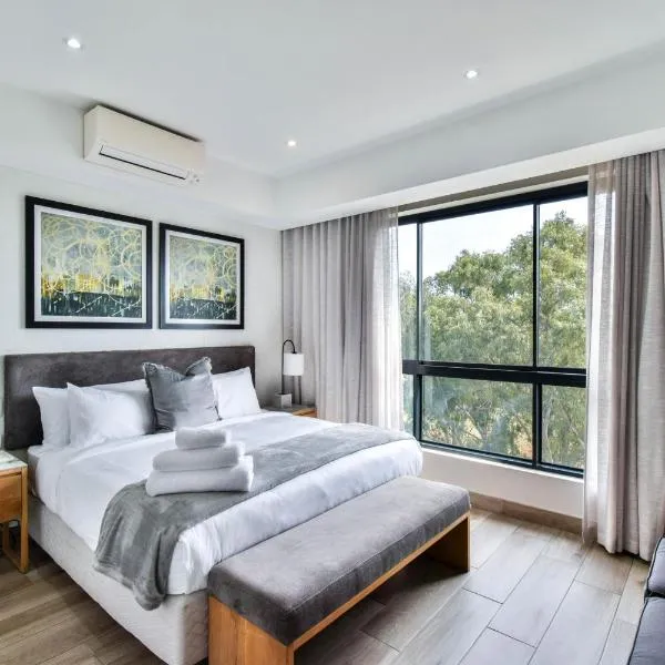 MENLYN-Entire luxury 2-bedroom en-suite apartment at Regency Hotel, hotel in Pretoria
