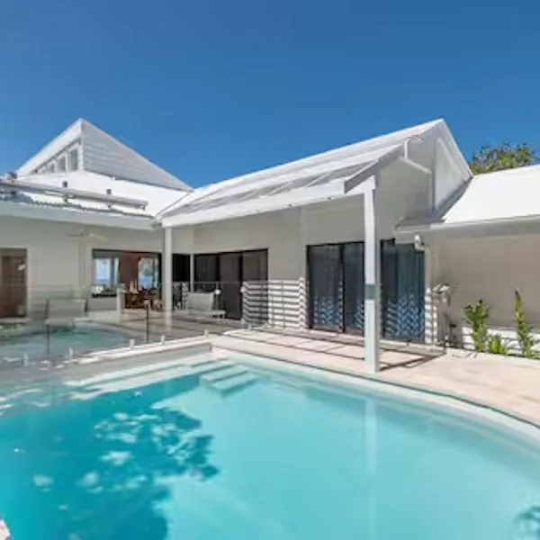 Seaviews at Sunshine Beach 4BR, Pool, hotel in Sunshine Beach