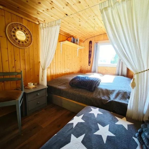 Maringotka Slaměnka u menhirového kruhu - U Slaměnky, hotel in Hněvětice