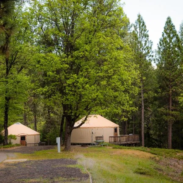 Yosemite Lakes Yurts, hotel a Harden Flat