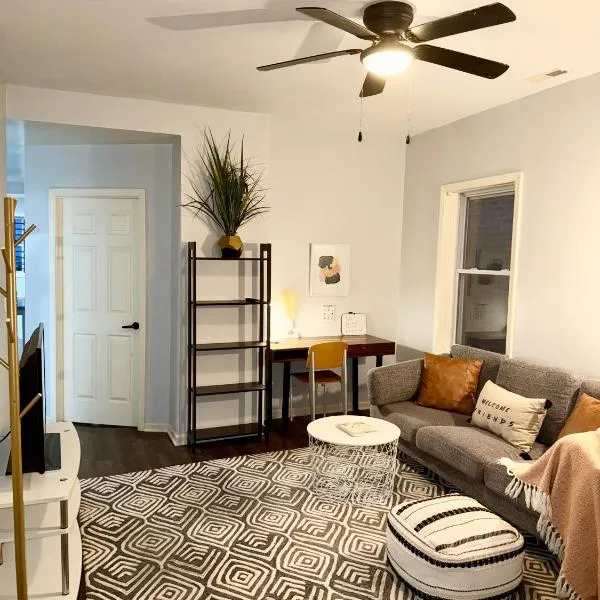 Prime Location Retreat 4 Bedrooms w Parking, hotel in Chicago