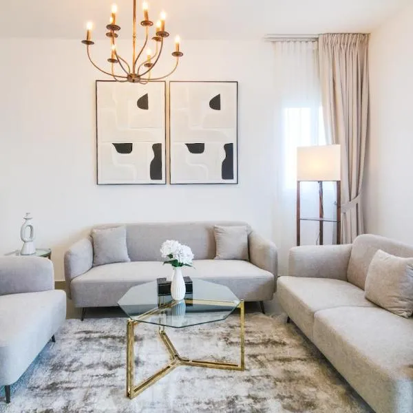 Al Reef 3BR - Chic Poolside Luxe Retreat, Hotel in Abu Dhabi