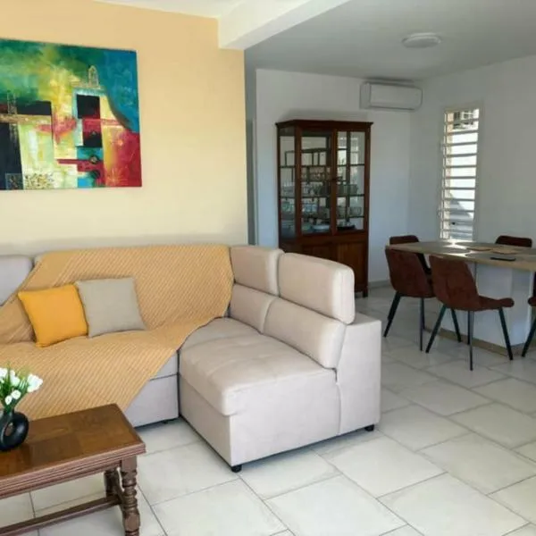 LA MAISON COSY, F3 Moderne, Lumineux & Fonctionnel - 10 mn de L'aéroport Roland Garros, hotel en Sainte-Clotilde