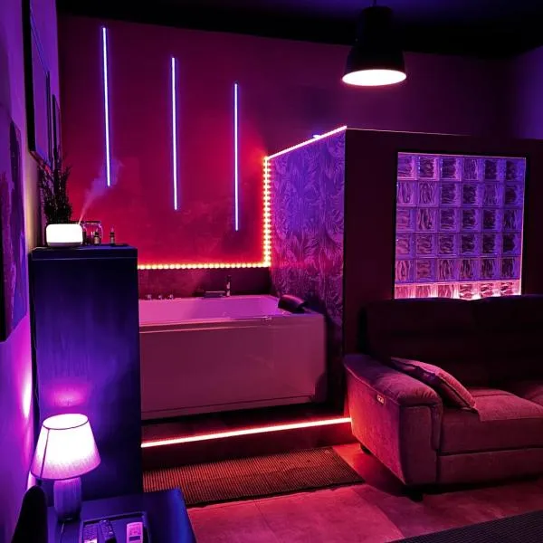 SUITE CON JACUZZI PRIVATA TownHouse Piraino，布羅洛的飯店