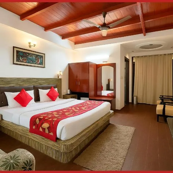 HOTEL THE MOON - Near Mall Road & Naini Lake View - LIFT -Free Parking -Restaurant -Wi-Fi Available- Ambience with Valley- A Top Rated Hotel IN Nainital, hotel in Nainital