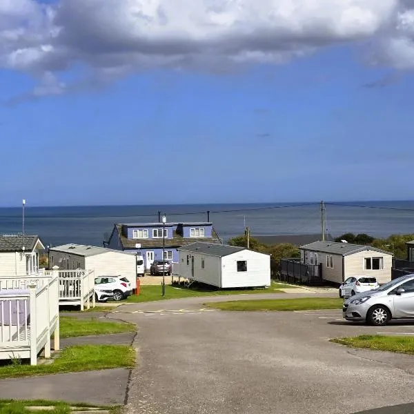 Seaside Caravan Home, hotel in Reighton