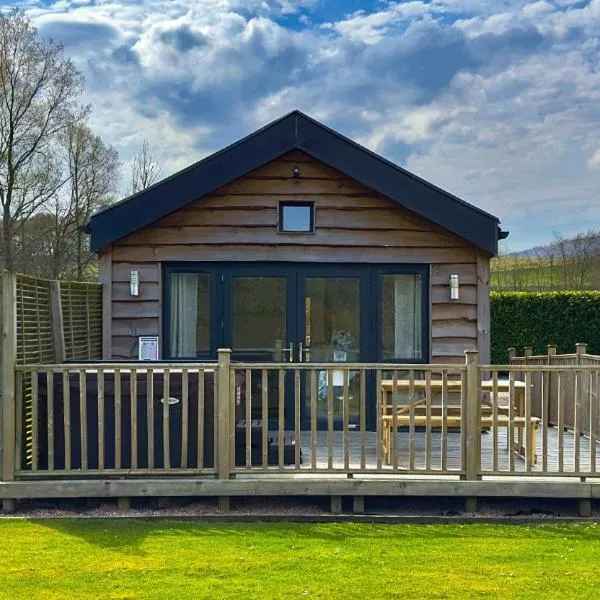 The Tummel Lodge with Hot Tub in Crieff, hotel di Crieff
