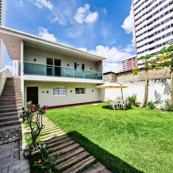 Casa moderna com jardim privativo