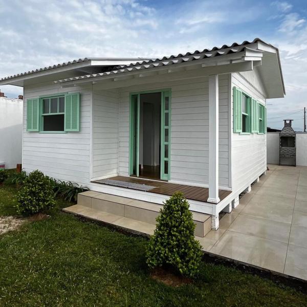 Linda casa bem localizada em Passo de Torres