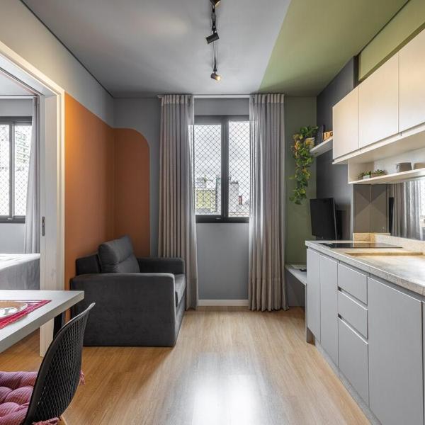 Apartamento central, com AC, portaria 24h e academia