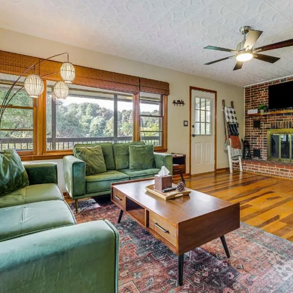 Sylva Riverfront Cabin Near WCU Pet-Friendly!、シルバのホテル