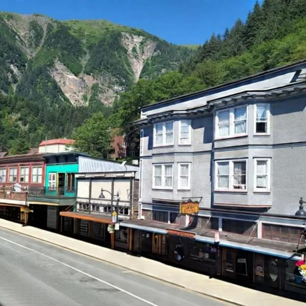 Alaskan Hotel and Bar, viešbutis mieste Džunas