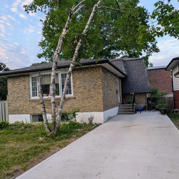 Cozy home away from home, close to hospital, college, and university with free parking, hotel en Peterborough