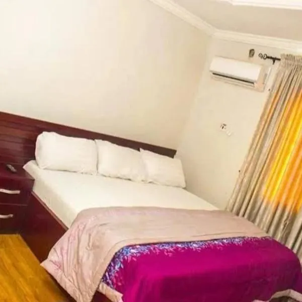 Rikkies Place Hotel, hotel in Lagos