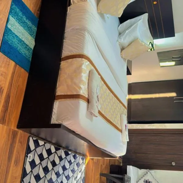 Pearl suites at Omaxe entrenity, hotel in Vrindāvan