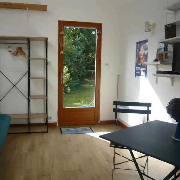 Châtaigne, hotel u gradu Plouézec