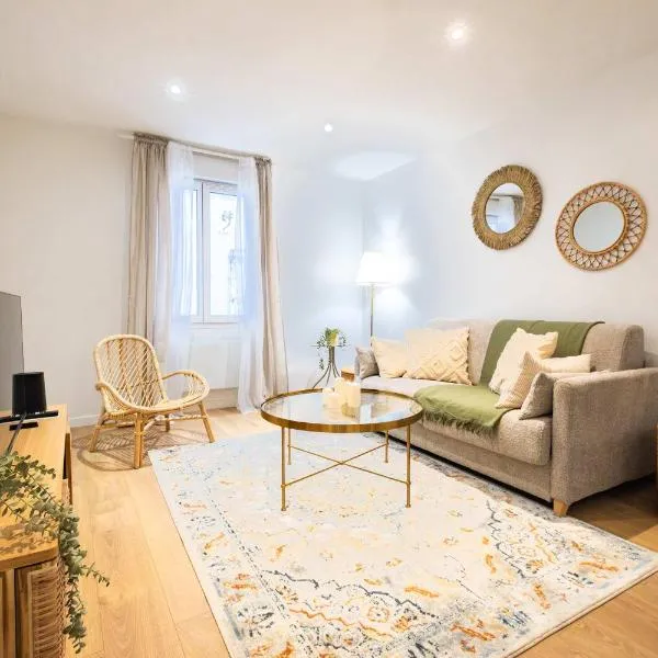Duplex Terrasse - Proche de Paris 6 pers, hotel in Saint-Denis
