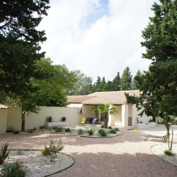 Le Thor में, होटल Maison avec piscine et jacuzzi proche de la rivière idéale pour un séjour détente