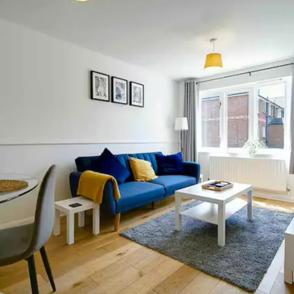 Camberley Spacious and Comfy 3 Bedroom Home, Next to Frimley Hospital with Parking, hotel in Frimley