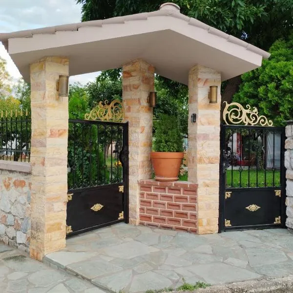 Smaro house, hotel i Filótas