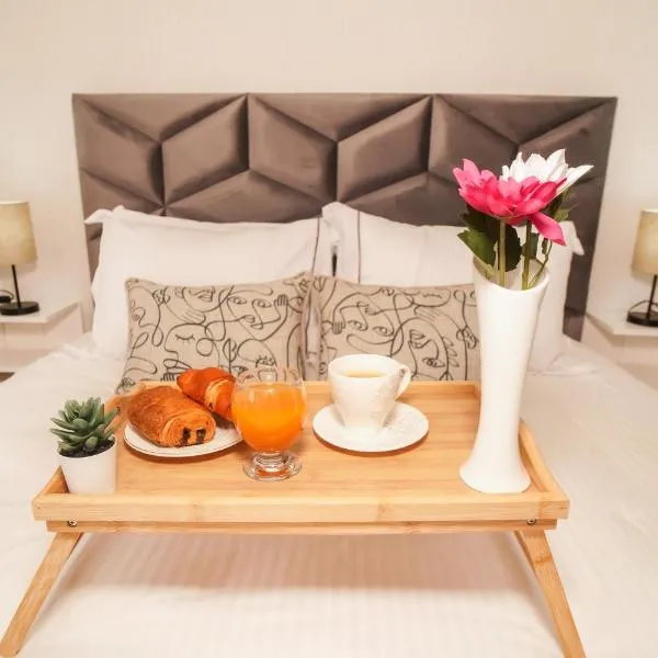 5 min drive from Train Station with Parking, Air Conditioning & IPTV -Ideal for CAN 2025, hotel v destinaci Kenitra