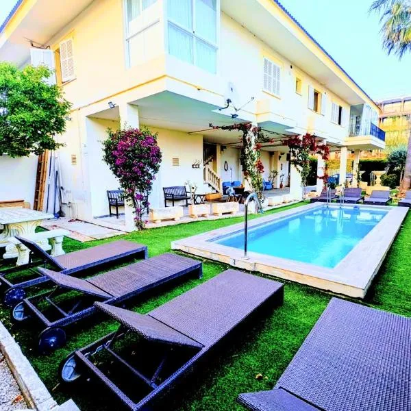 Vivienda con piscina a 300 metros de la playa, hotel in Muro