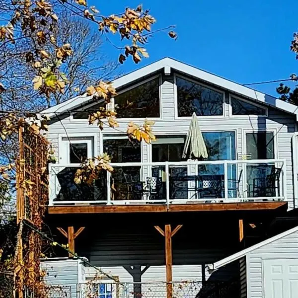 Waterfront Comfy Guesthouse, PEC, hotell i Carrying Place