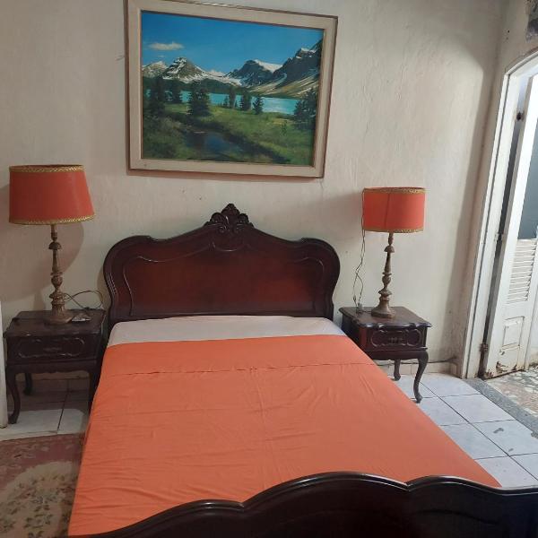 Casa com um quarto de casal para alugar