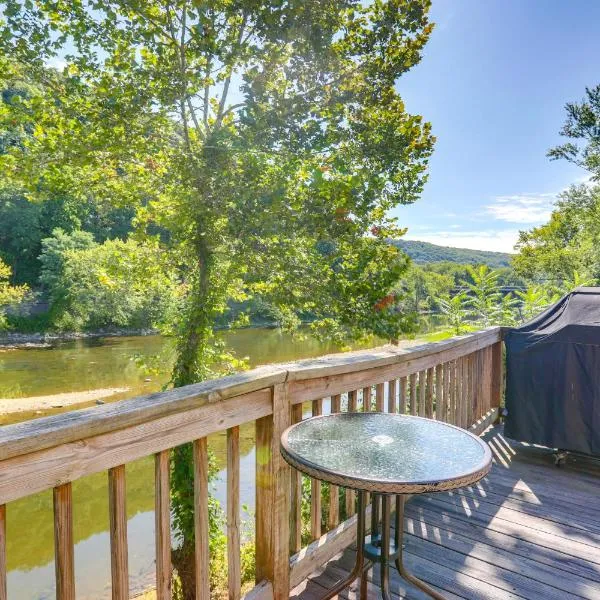 Franklin Home w/ Deck, Creek Views: Walk to Shops, hotel en Franklin