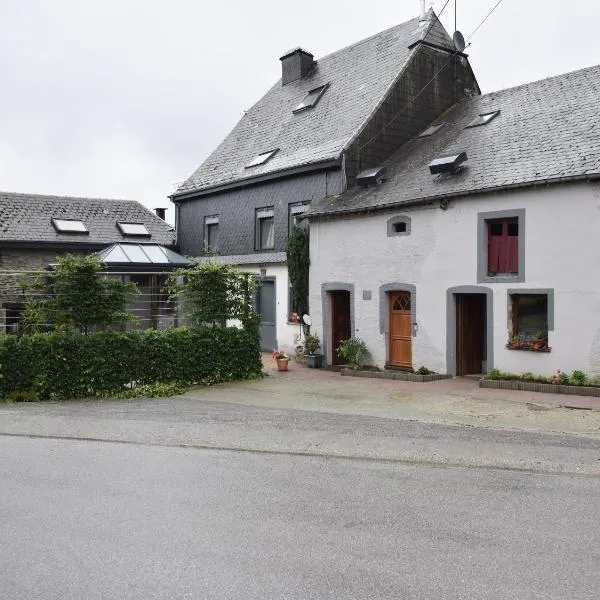 Farmhouse cottage in the Ardennes with hot tub, billiards & all modern comforts, hotelli kohteessa Marfontaine