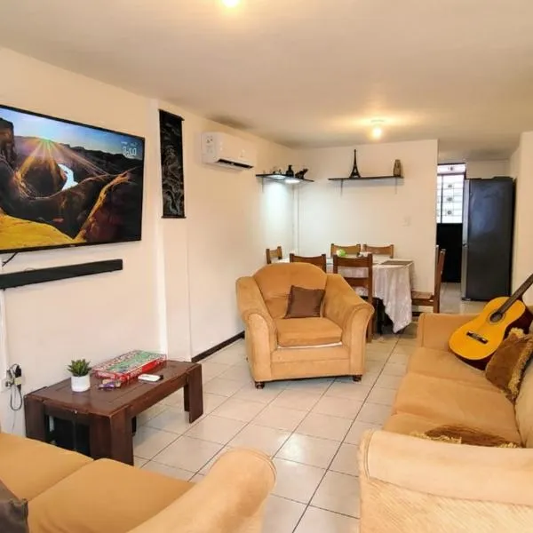 Acogedora Casa Completa con jacuzzi privado, hotel in Quito