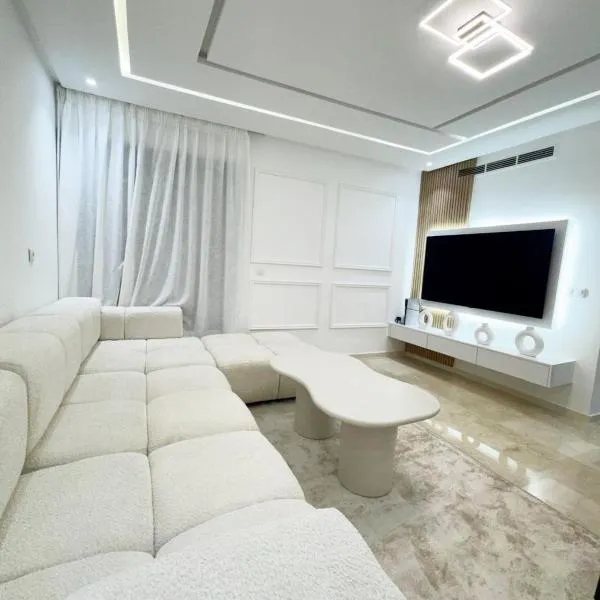 Appartement de Luxe 3 Chambres avec piscine au centre、マラケシュのホテル